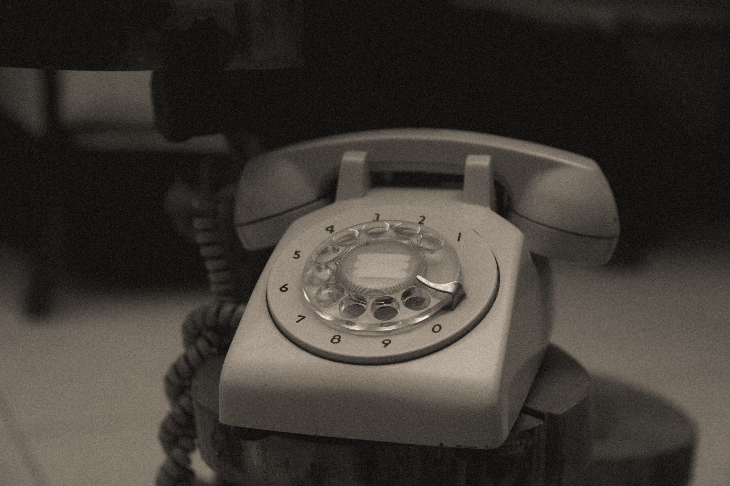 Klasický biely telefón symbolizujúci nepretržitú dostupnosť. Pohrebná telefonická pohotovosť Javorium dostupná 24 hodín denne, 7 dní v týždni.
