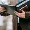 Osoba držiaca dokumenty. Zabezpečenie kompletnej administratívy a vybavovania dokladov pre pohrebné služby v Novom Meste nad Váhom.