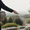 Ruka citlivo rozptyľujúca popol zosnulého z urny vo voľnej prírode. Pietny rozptyl popola pre milovníkov prírody.