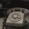Klasický biely telefón symbolizujúci nepretržitú dostupnosť. Pohrebná telefonická pohotovosť Javorium dostupná 24 hodín denne, 7 dní v týždni.